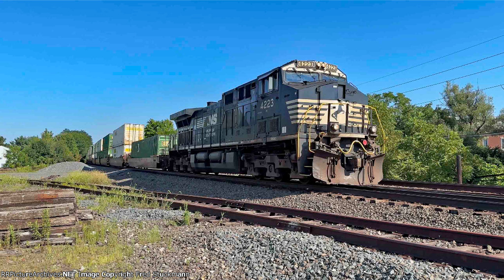 NS 4223 runs alone on this short stacker.